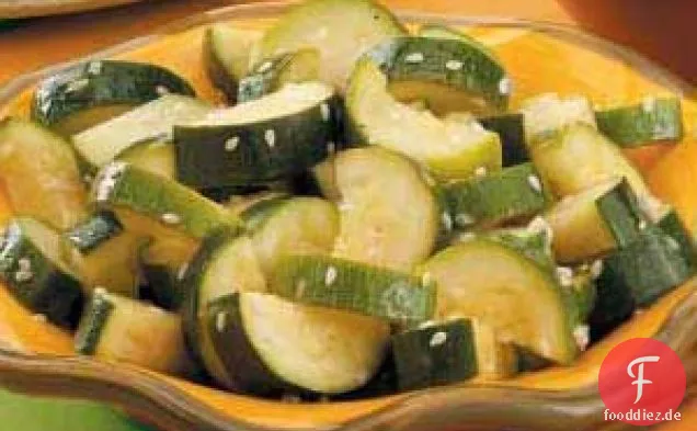 Gedämpfte Zucchini mit Sesam