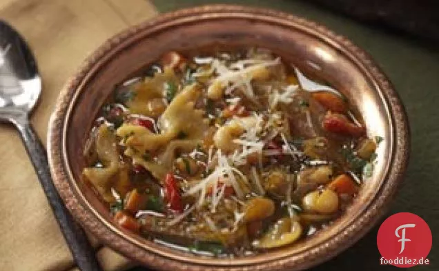 Nudel- und weiße Bohnensuppe mit sonnengetrockneten Tomaten