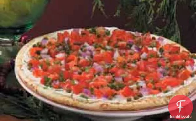 Pizza mit geräuchertem Lachs und Tomaten