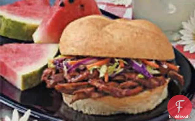 Sandwiches mit Schweinefleisch und Krautsalat