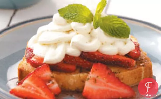 Zitronen-Minz-Rührkuchen mit Erdbeeren