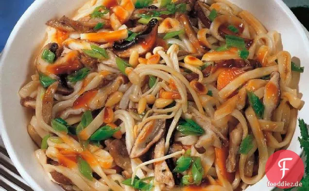Chinesische geschmorte gemischte Pilznudeln