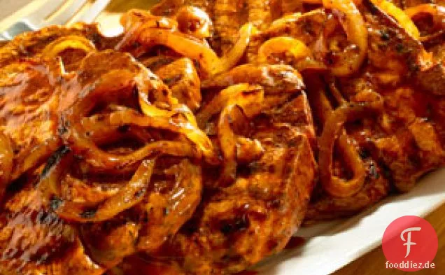 Gegrillte Schweinekoteletts und Zwiebeln