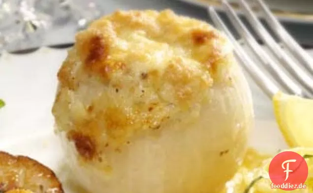 Mit drei Käsesorten gefüllte Zwiebeln