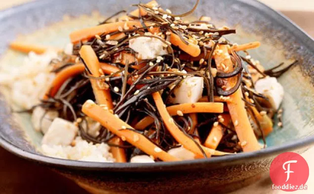 Sautierte Karotten mit Algen, Ingwer und Tofu