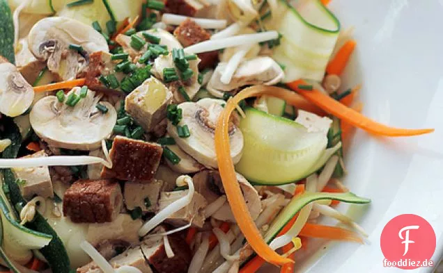 Karotten, Zucchini, Pilze und geräucherter Tofu