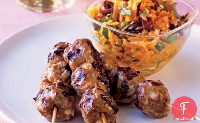 Frischer Karotten-, Feta- und schwarzer Olivensalat