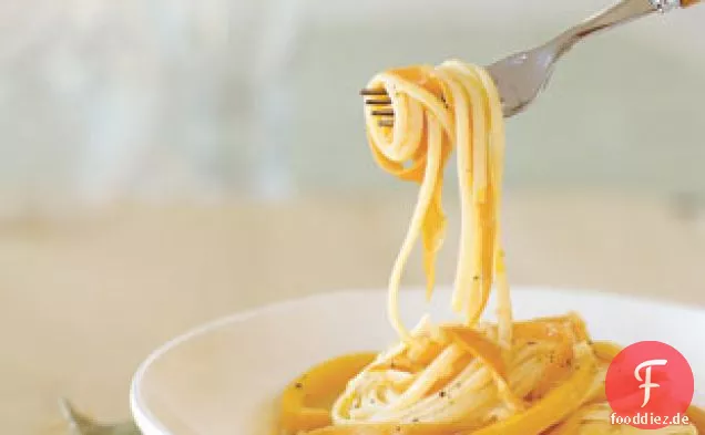 Linguine mit Karottenbändern und Zitronen-Ingwer-Butter