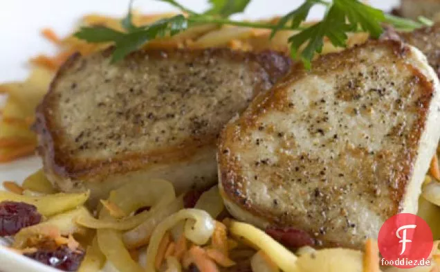 Schweinefleisch mit warmem Apfel-Karotten-Slaw