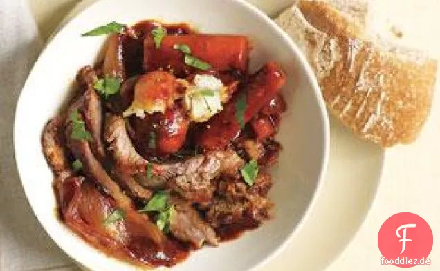 Slow-Cooker-Kaffee-geschmortes Bruststück mit Kartoffeln und Karotten