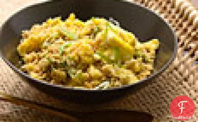 Geröstetes Maniokmehl mit Eiern und Schalotten