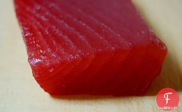 Thunfisch-Sashimi Mit Eingelegtem Daikon Und Baby Koriander
