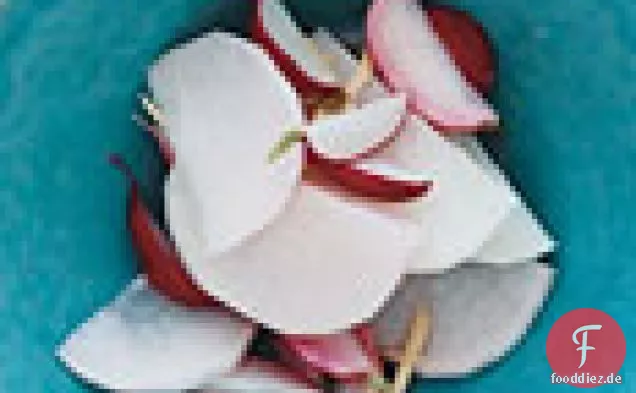 Eingelegter Daikon und rote Radieschen mit Ingwer