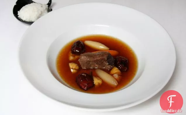 Koreanischer Short Rib Eintopf mit getrockneten Jujubes und Kastanien