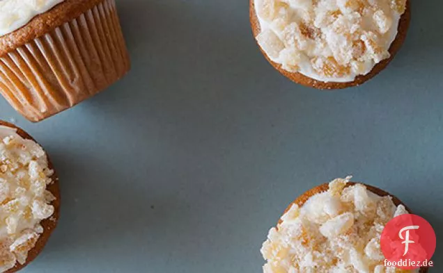 Zimt-Gewürzkuchen mit Frischkäse-Zuckerguss und kandiertem Ingwer