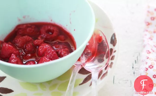 Rustikale Rhabarber-Himbeer-Törtchen mit Ingwer und Limette