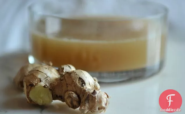 Ingwer-duftende Hühnerbrühe