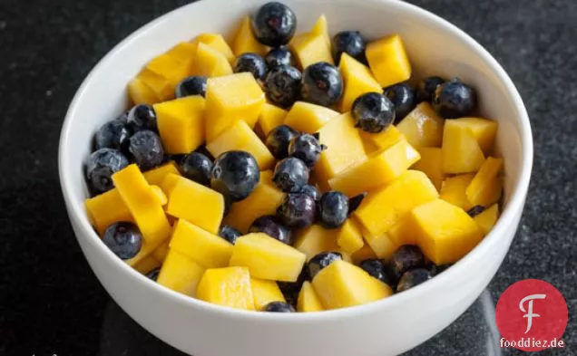 Mango-Blaubeersalat mit Ingwer-Vinaigrette