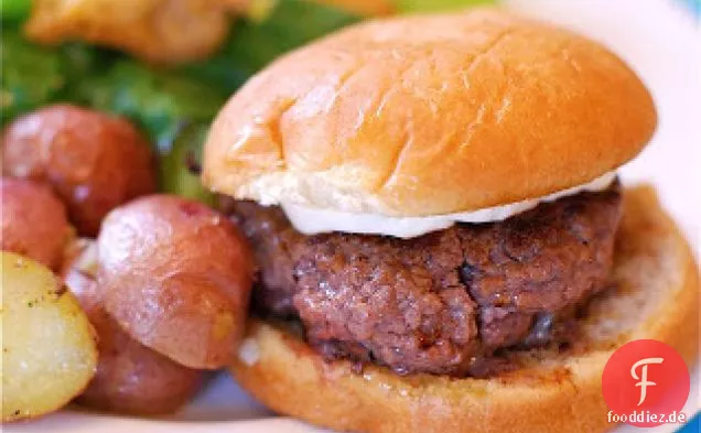 Hamburger mit Schnittlauch-Petersilienbutter