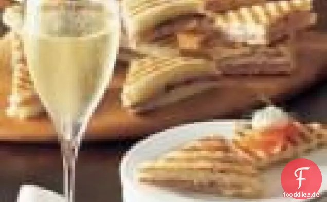 Mini Roastbeef und Meerrettich Panini Dreiecke