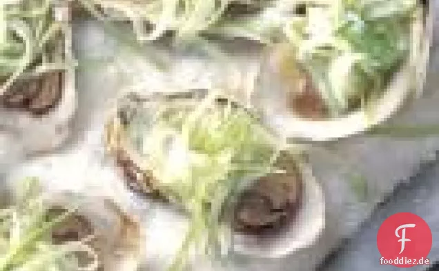 Austern Auf Der Halbschale Mit Apfel-Meerrettich-Salat