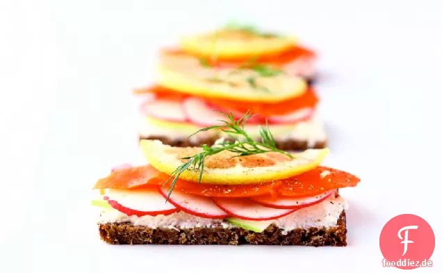 Smørrebrød: Offenes Sandwich mit Lachs, Rettich und Apfel