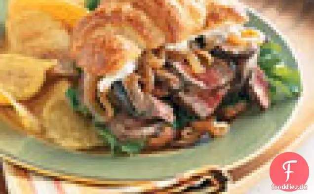 Croissant Steak-Sandwiches mit Karamellisierten Zwiebeln und Meerrettich-Mayonnaise