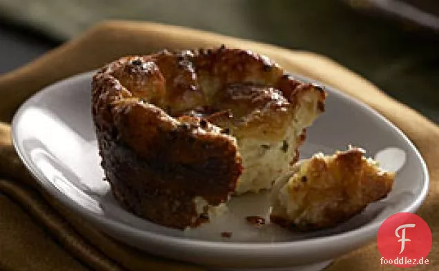 Individuelle herzhafte Meerrettich-Brotpuddings
