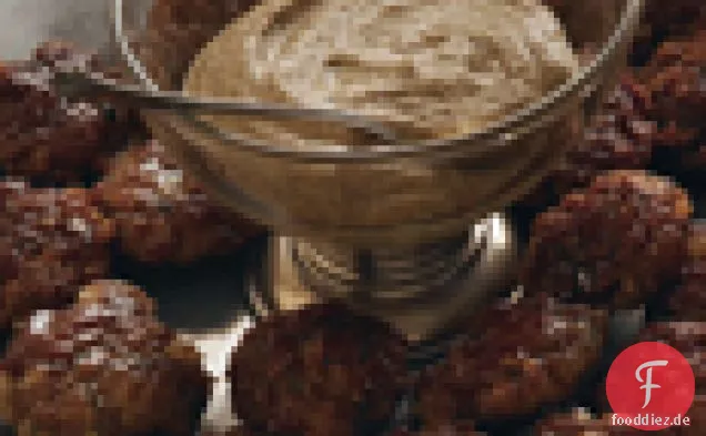 Hausgemachte Bratwurstbissen mit Bier und Meerrettichsenf
