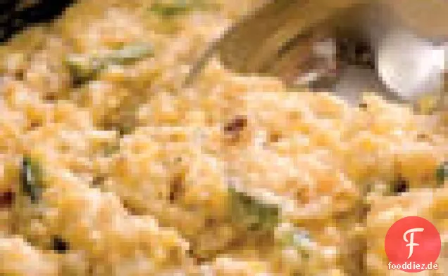 Meerrettich-Käsegrütze mit Konfetti aus gerösteten Poblano-Paprikaschoten und roten Zwiebeln