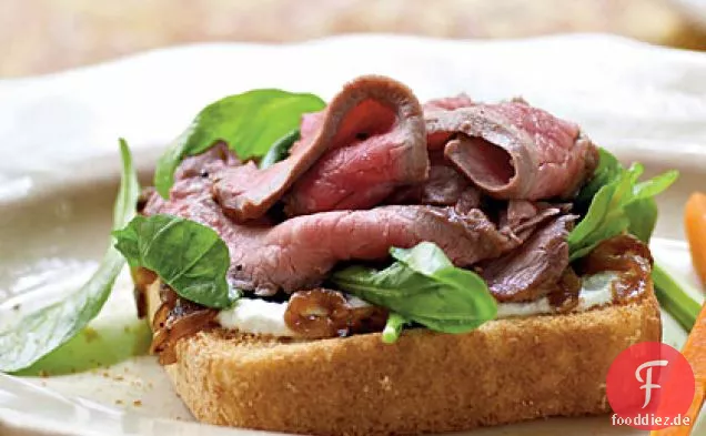 Offene Rindfleischsandwiches mit Gemüse und Meerrettichcreme