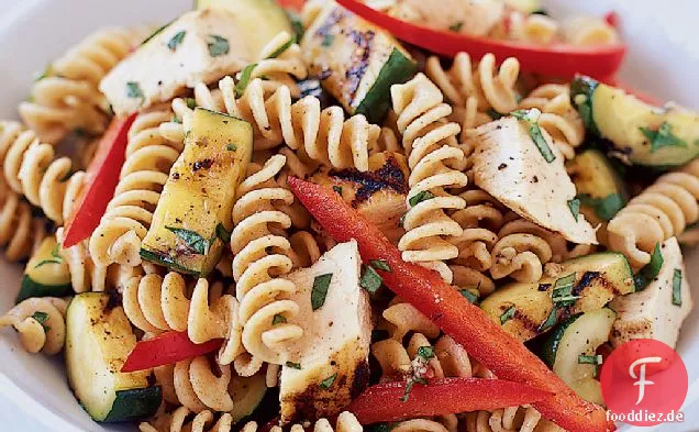 Fusilli-Salat mit Gegrilltem Hähnchen und Zucchini