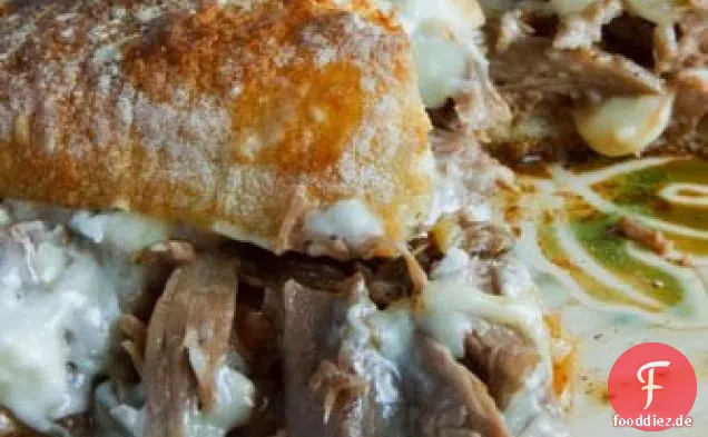 Schmorbraten-Sandwich in Soße mit geschmolzenem Schweizer Käse erstickt