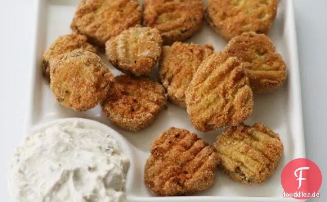 Gebratene Pickle Chips mit Zippy Feta Dip Sauce