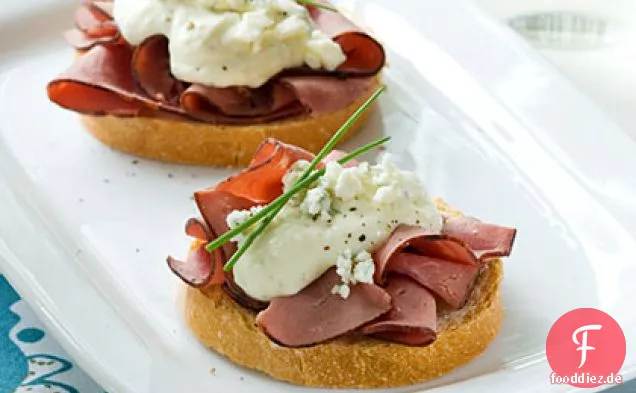 Rindfleisch und blaue Crostini