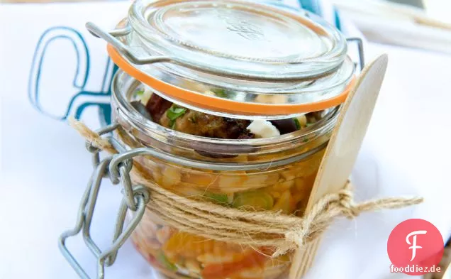 Picknick im Glas, Orzo Pasta und Frikadellensalat nach griechischer Art