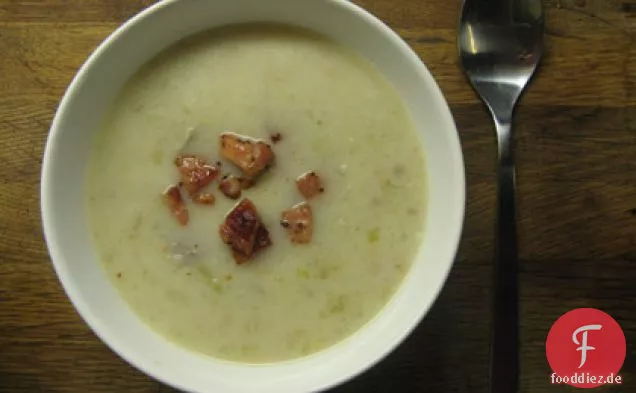 Topinambur und Haselnusssuppe mit knusprigem Speck