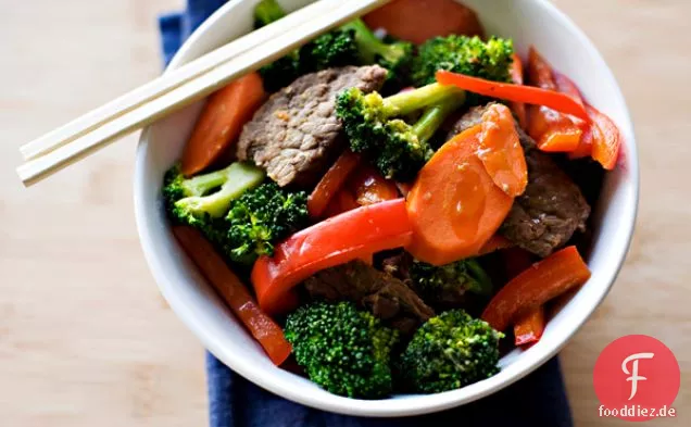 Rindfleisch und Brokkoli unter Rühren braten
