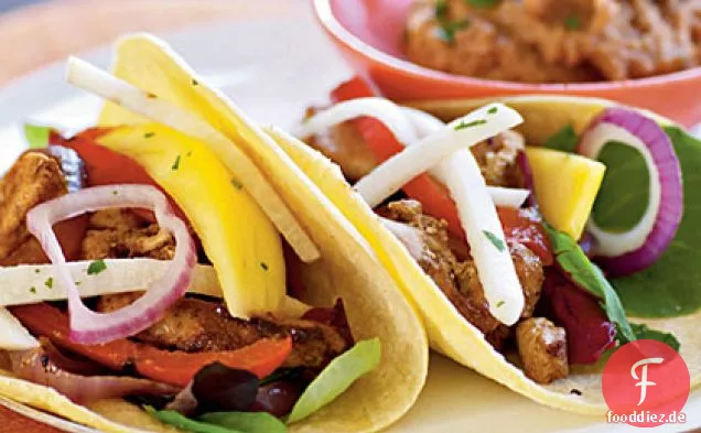 Fiesta Chicken Tacos mit Mango und Jicama-Salat