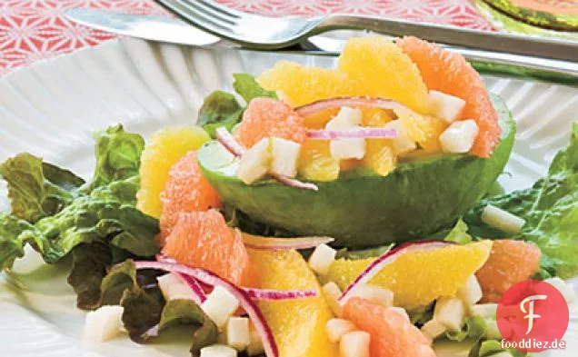Zitrus-Salat in Avocado-Tassen