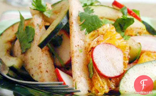 Rustikale Jicama-Vorspeise mit rotem Chile und Limette