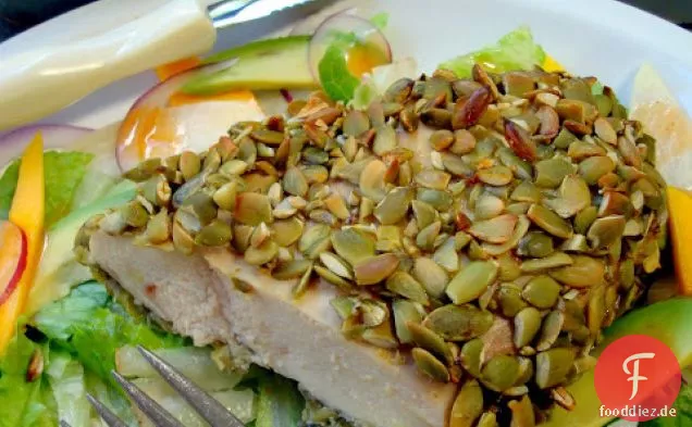 Pepita Crusted Chicken Salat mit süßer Adobo Vinaigrette