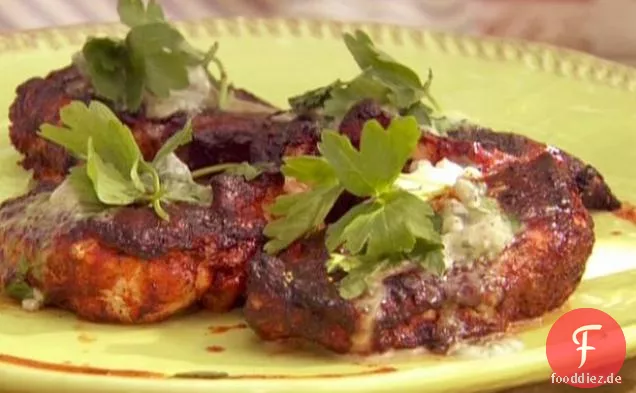 Buffalo Style gegrillte französisch geschnittene Hähnchenbrust mit Blauschimmelkäsesauce und Jicama und Wassermelonensalat