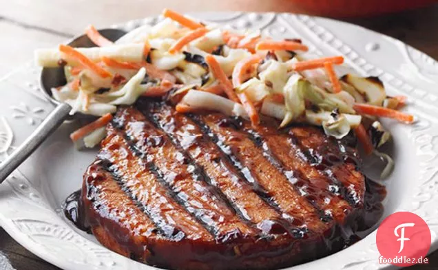BBQ geräucherte Schweinekoteletts mit Jicama gemischten Salat