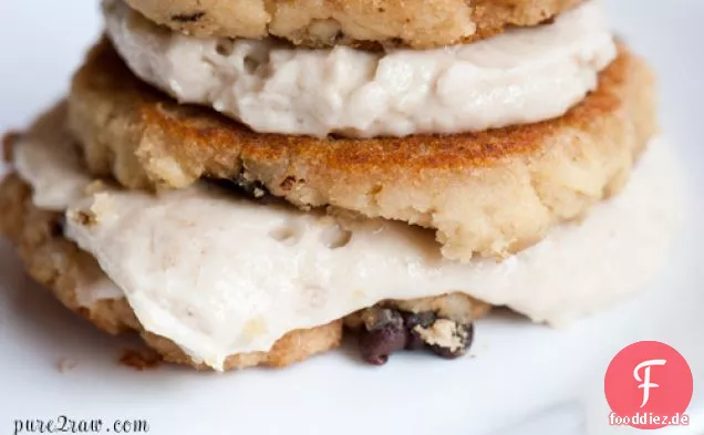 Glutenfreie vegane Chocolate Chip Cookie Pfannkuchen mit Marshmall