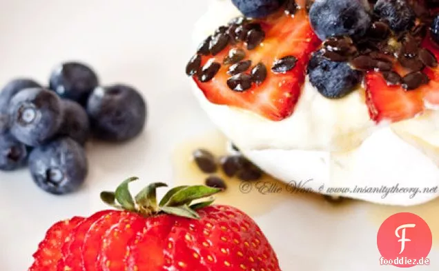 Pavlova mit Joghurtcreme und Sommerfrucht