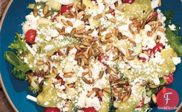 Salat Mit Avocado-Limetten-Vinaigrette Und Würzigen Kürbiskernen