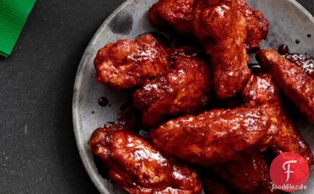 Bobby Flays Hot Wings mit Blauschimmelkäse-Joghurt-Sauce