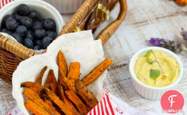 Indisch gewürzte gebackene Süßkartoffel-Pommes mit Curry-Aioli