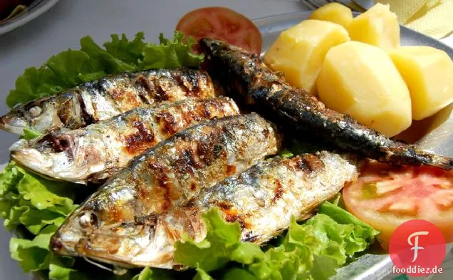 Gegrillte Sardinen, verkohlte Zitrone & Chilis